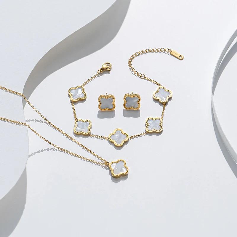 Elegantes Kleeblatt-Schmuckset – Halskette, Ohrringe & Armband aus Titanstahl – 18K vergoldet – Geschenk für Damen
