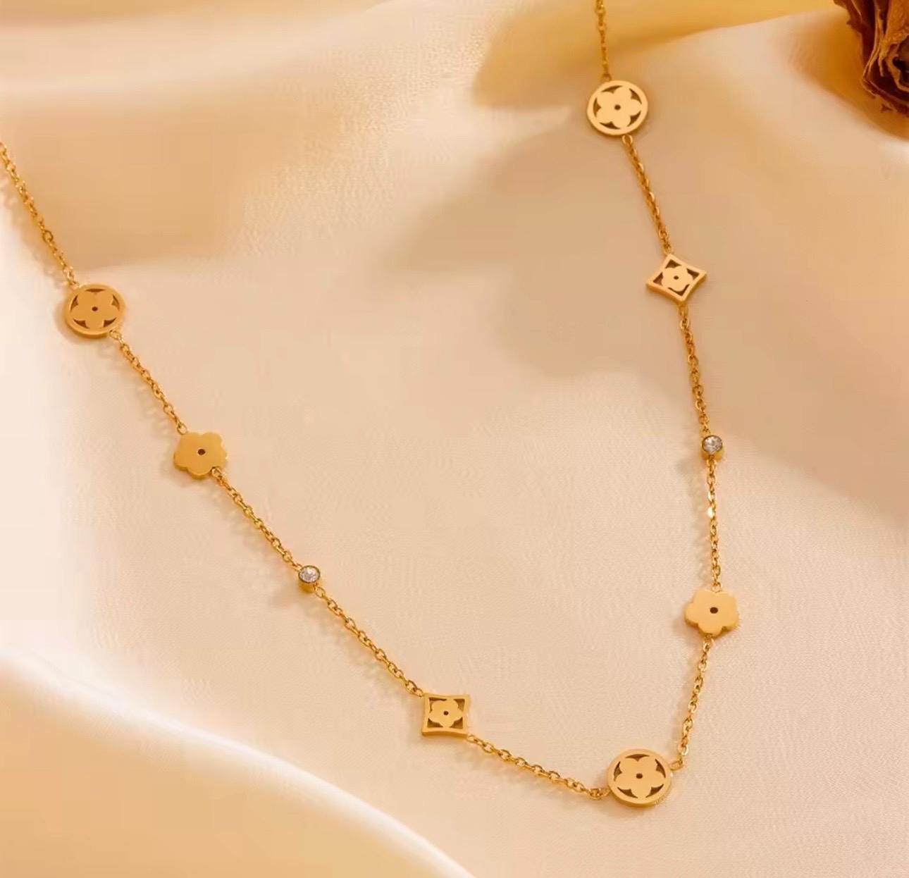 Geometrische Hals & Arm Kette mit fünf Kleeblättern aus Titanstahl, wasserdichtes, vergoldet