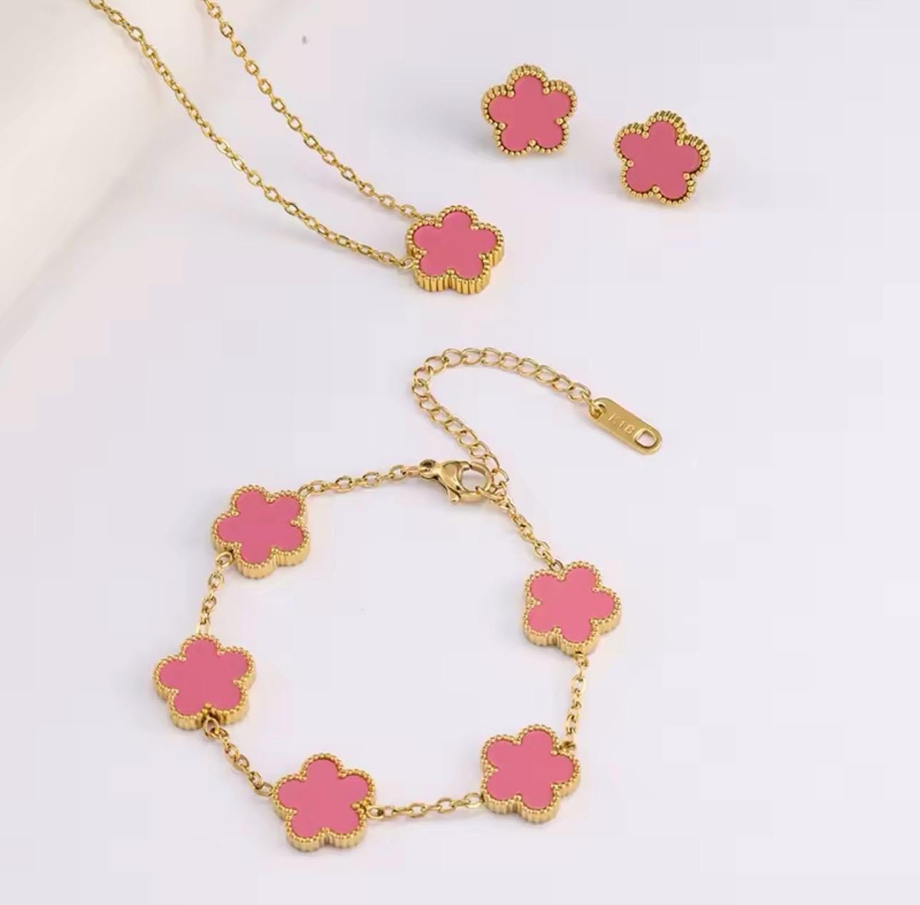Elegantes Blumen -Schmuckset – Halskette, Ohrringe & Armband aus Titanstahl – Geschenk für Damen