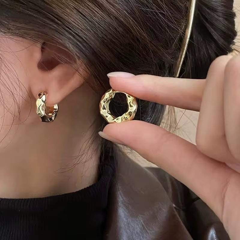 Kleine, Exquisite, Plissierte Kreolen Ohrringe Aus Kupfer, Vintage Freizeitstil, Trendige Damenohrringe für den Täglichen Lässigen Look