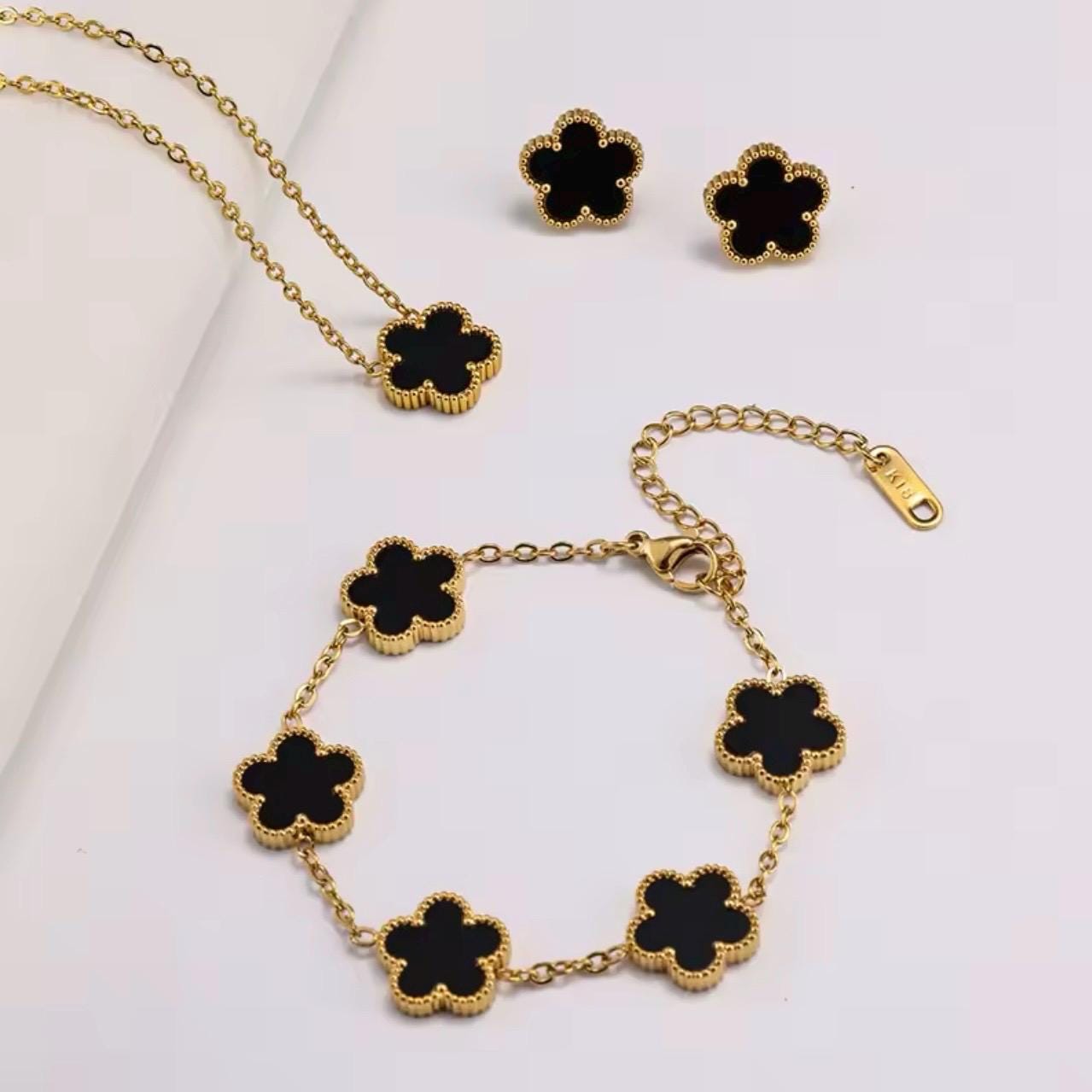 Elegantes Blumen -Schmuckset – Halskette, Ohrringe & Armband aus Titanstahl – Geschenk für Damen
