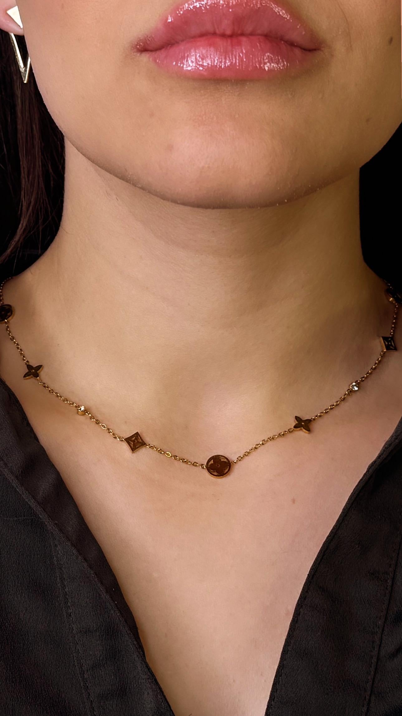 Geometrische Halskette aus Titanstahl mit vierblattriges Kleeblatt, Sterne, Blumen, Vergoldet Modeaccessoire für Frauen, Perfektes Geschenk