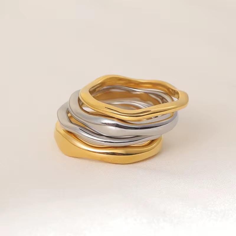 Eleganter Ring mit Edelstahlbeschichtung aus Titanstahl, Vergoldet mit unregelmässigen Kreis - Geschenk für Sie- Damenschmuck