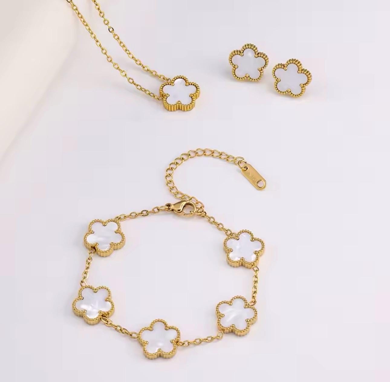 Elegantes Blumen -Schmuckset – Halskette, Ohrringe & Armband aus Titanstahl  – Geschenk für Damen