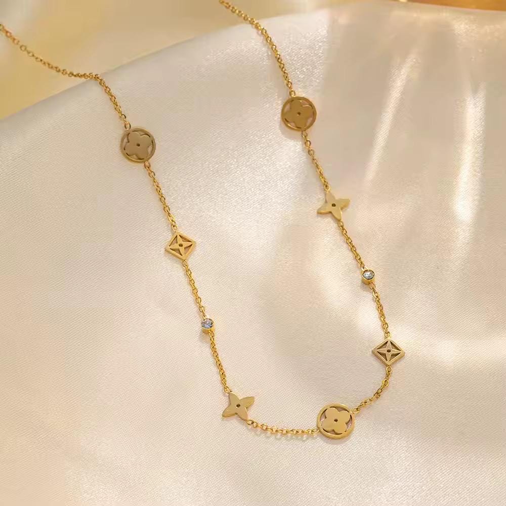 Geometrische Halskette aus Titanstahl mit vierblattriges Kleeblatt, Sterne, Blumen, Vergoldet Modeaccessoire für Frauen, Perfektes Geschenk